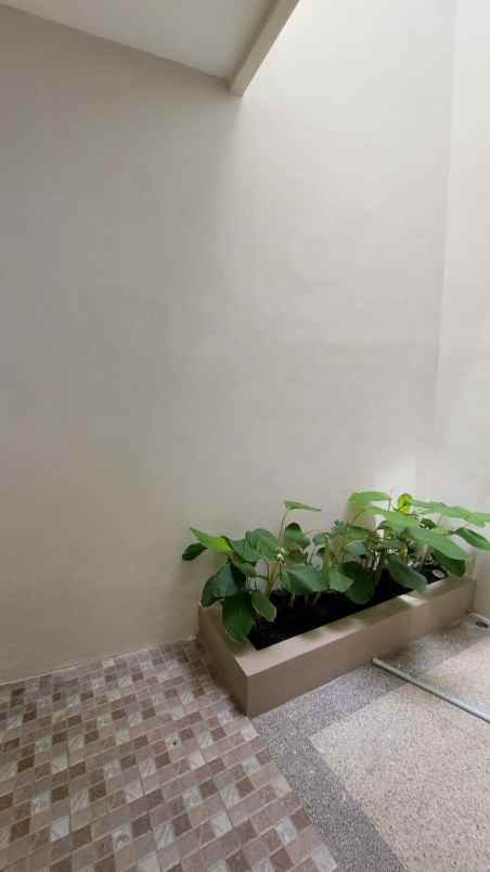 dijual rumah semampir