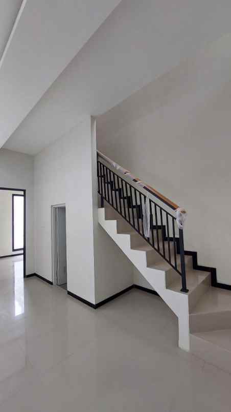 dijual rumah semampir