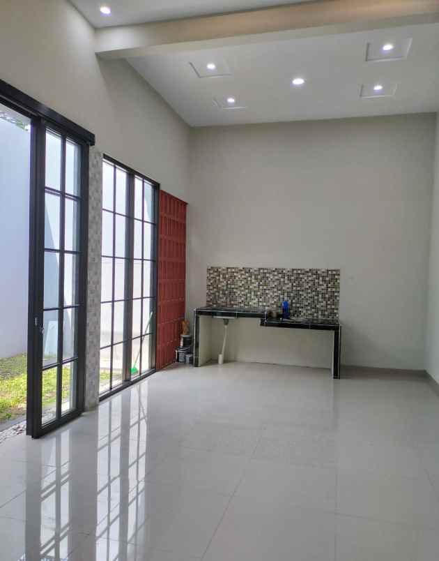 dijual rumah stadion