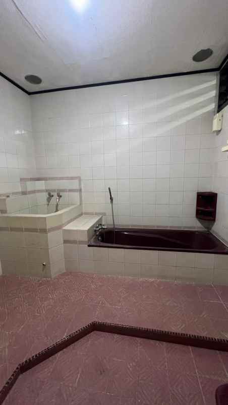 dijual rumah strategis di kertajaya indah
