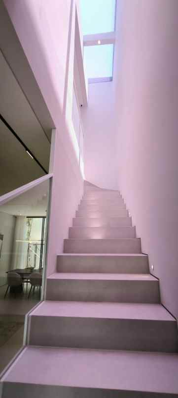 dijual rumah sutorejo