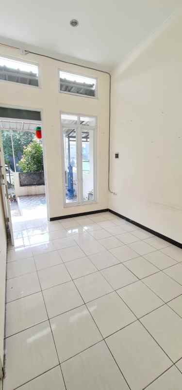 dijual rumah taman kopo indah 1