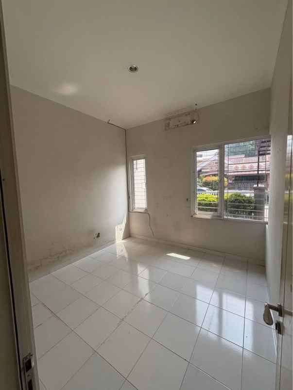 dijual rumah villa dago tol