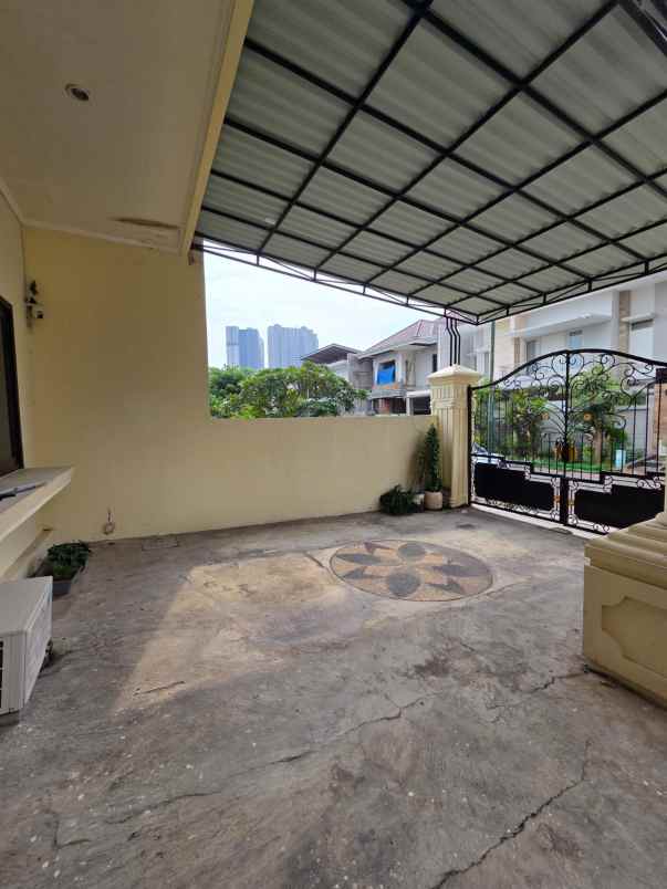 dijual rumah villa royal surabaya