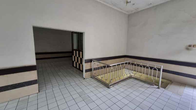 disewakan ruang usaha ex resto di galaxy bekasi