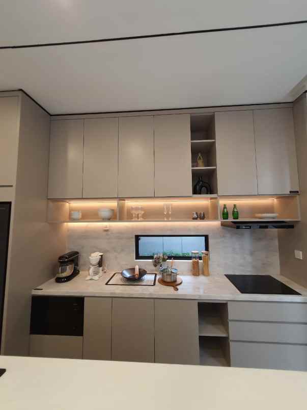 hunian mewah yang dilengkapi private lift di sawangan