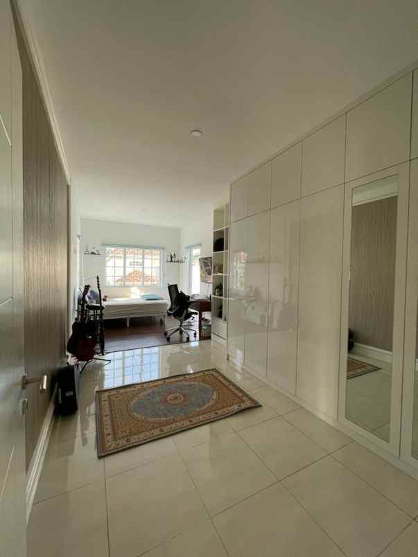 jual rumah hook kolam renang raffles hills cibubur