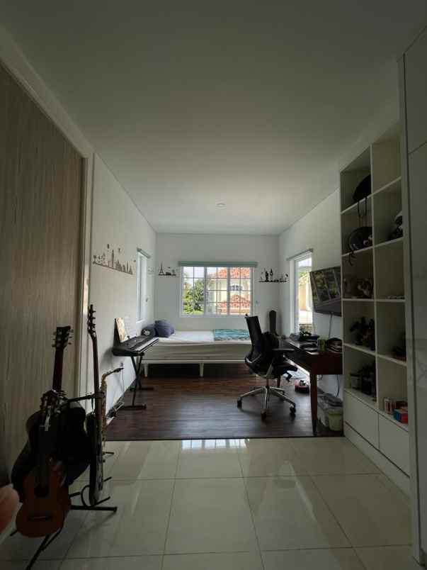 jual rumah hook kolam renang raffles hills cibubur