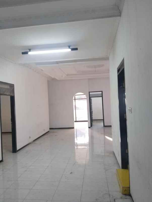 rumah 1 lantai di manyar jaya surabaya luas 300m2