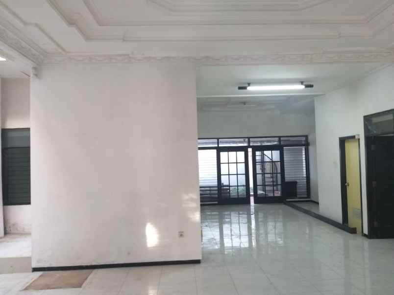 rumah 1 lantai di manyar jaya surabaya luas 300m2