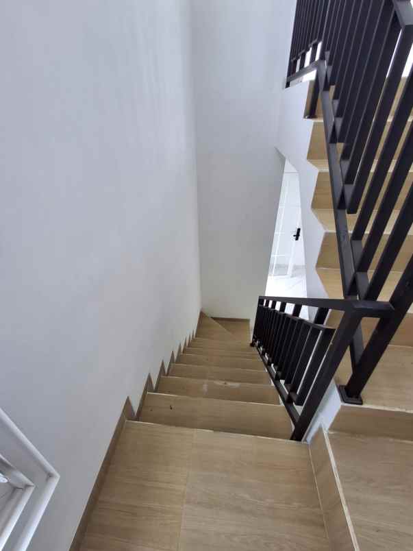 rumah 2 lantai 400 jutaan lokasi samping tol malang