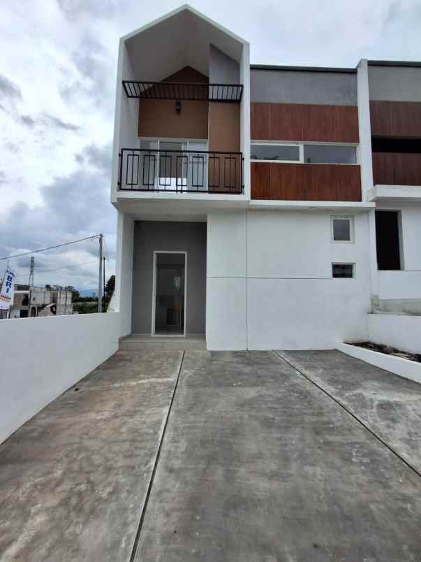 rumah 2 lantai 400 jutaan lokasi samping tol malang