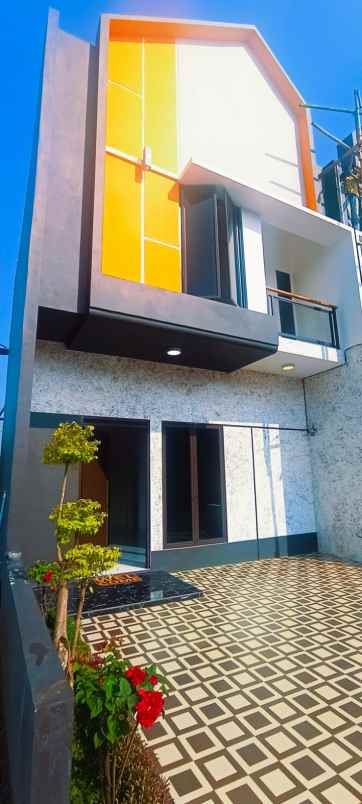 rumah 2 lantai dekat stasiun tanpa dp