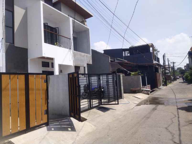 rumah baru 2 lantai di perumnas 1 kota bekasi