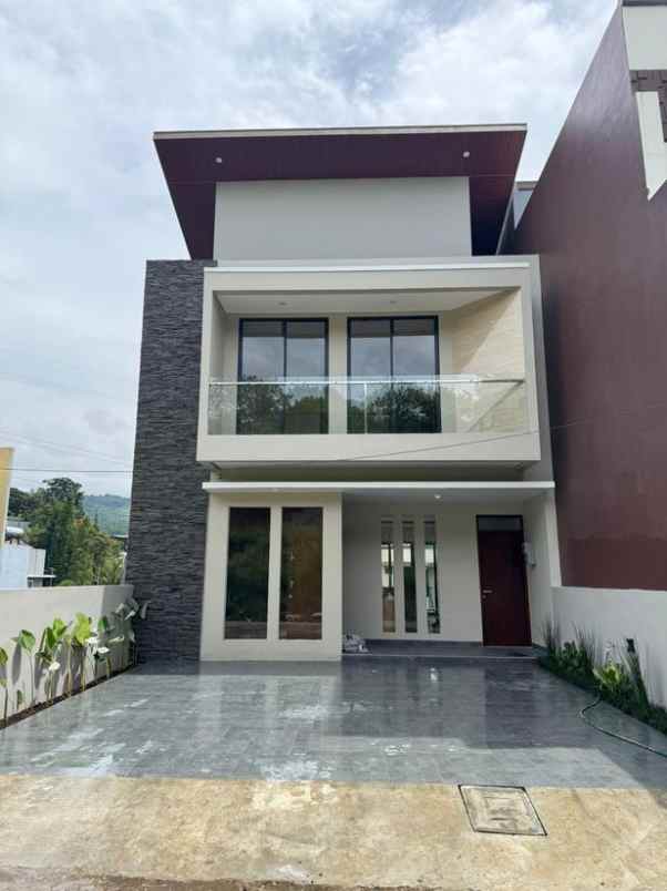 rumah baru desain modern kekinian di dago bandung