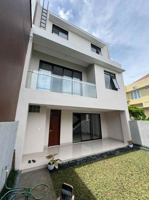 rumah baru desain modern kekinian di dago bandung