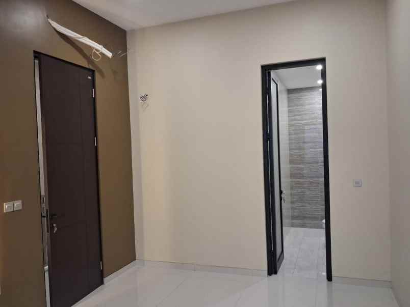 rumah baru modern 2 lantai manyar jaya
