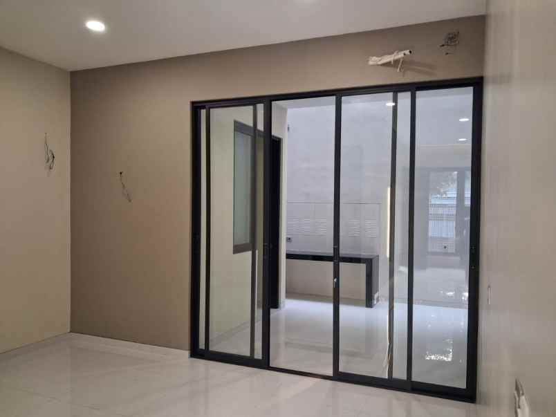 rumah baru modern 2 lantai manyar jaya
