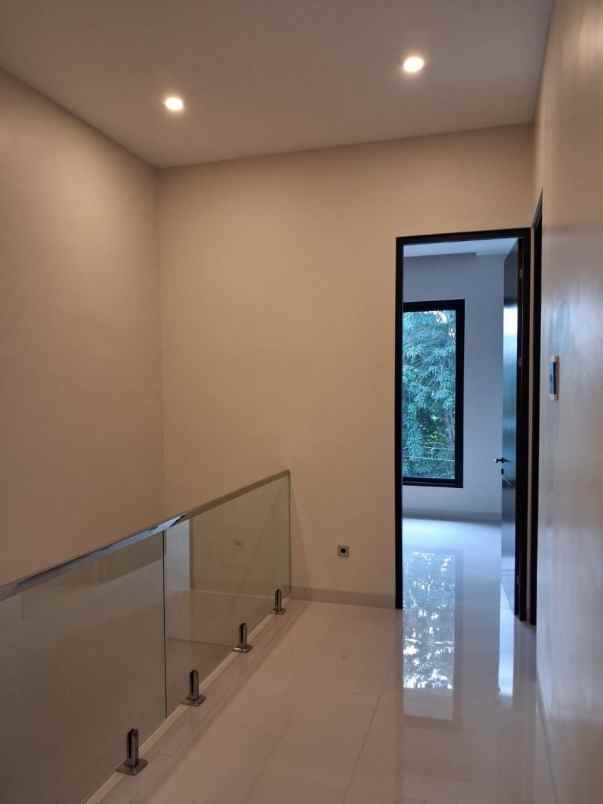 rumah baru modern 2 lantai manyar jaya