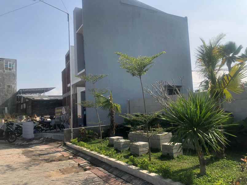 rumah cantik siap huni 2 lantai di kota batu malang