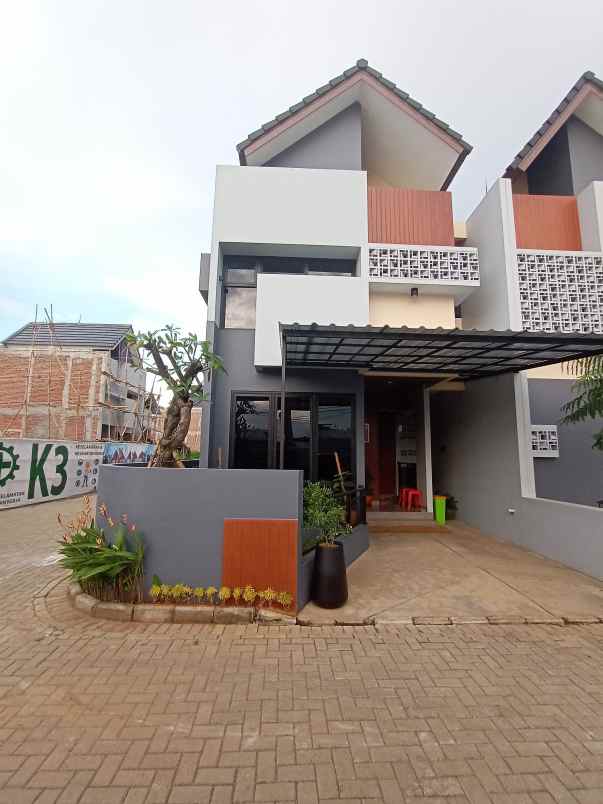 rumah jln kucica rawabarat