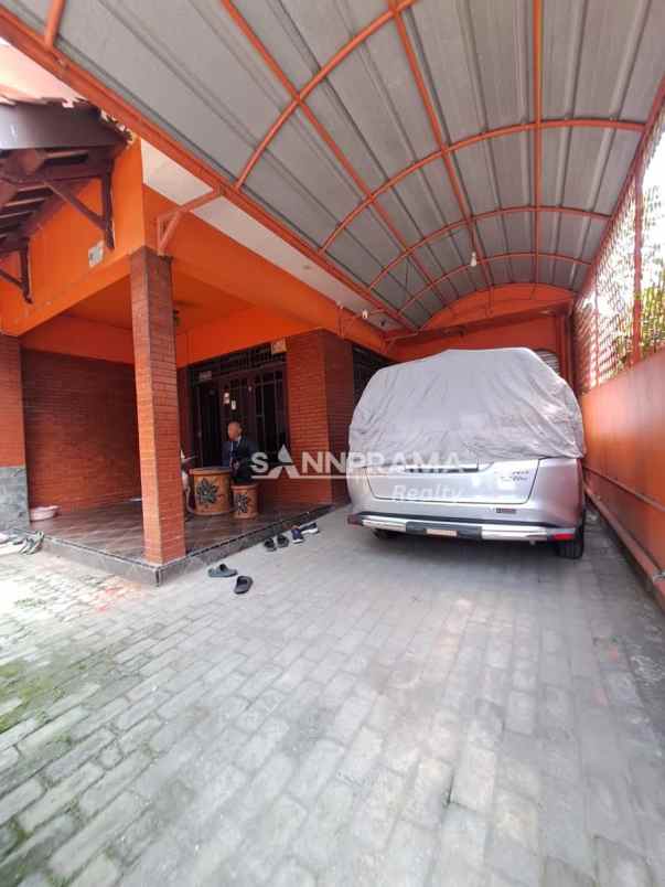 rumah lokasi strategis tanah luas di beji depok