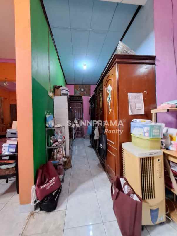 rumah lokasi strategis tanah luas di beji depok