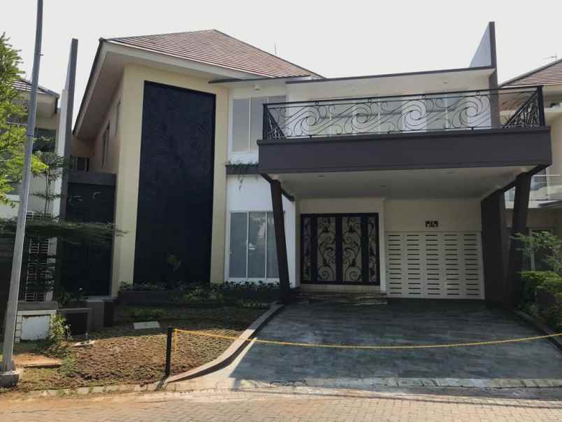 rumah malibu beach pakuwon city row 2 mobil