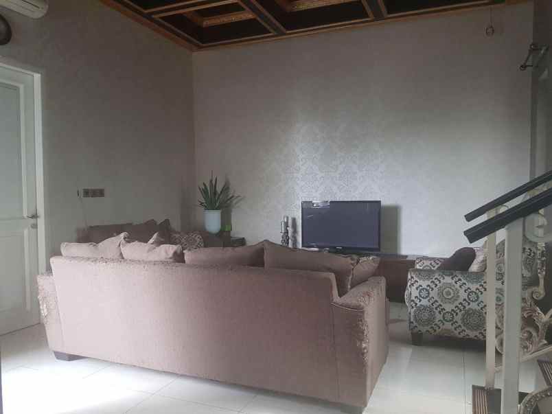 rumah mewah di komplek permata hijau