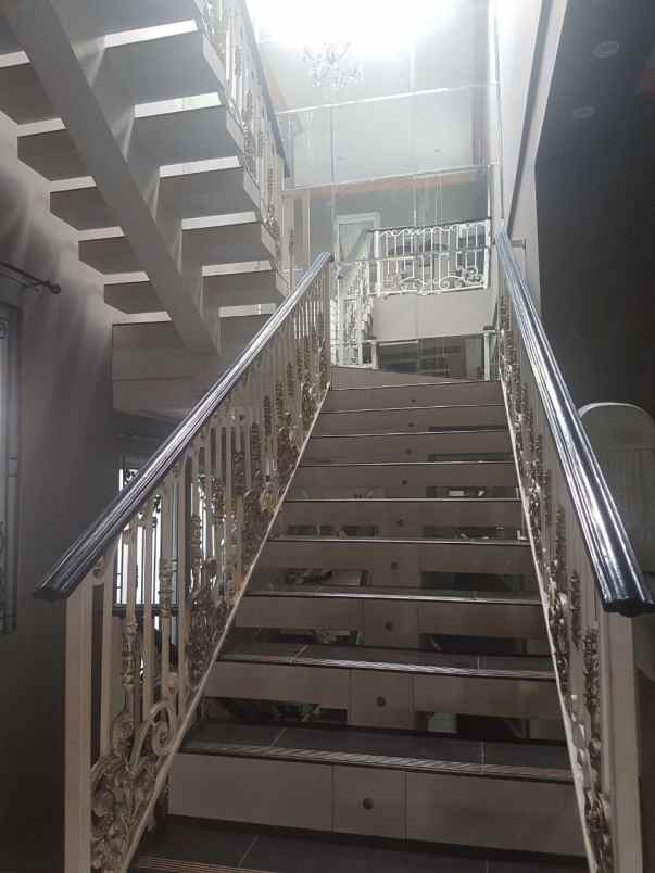 rumah mewah di komplek permata hijau