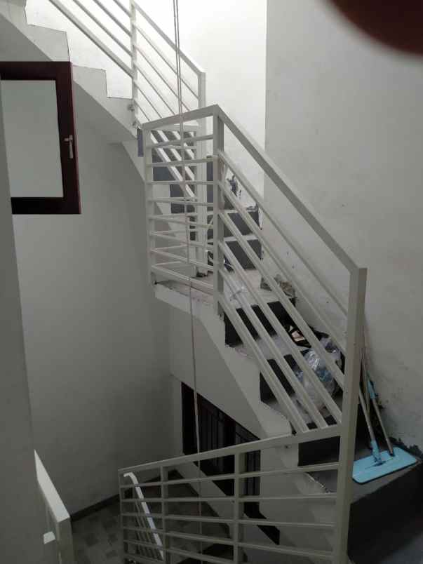 rumah minimalis dekat stasiun tol srengseng sawah