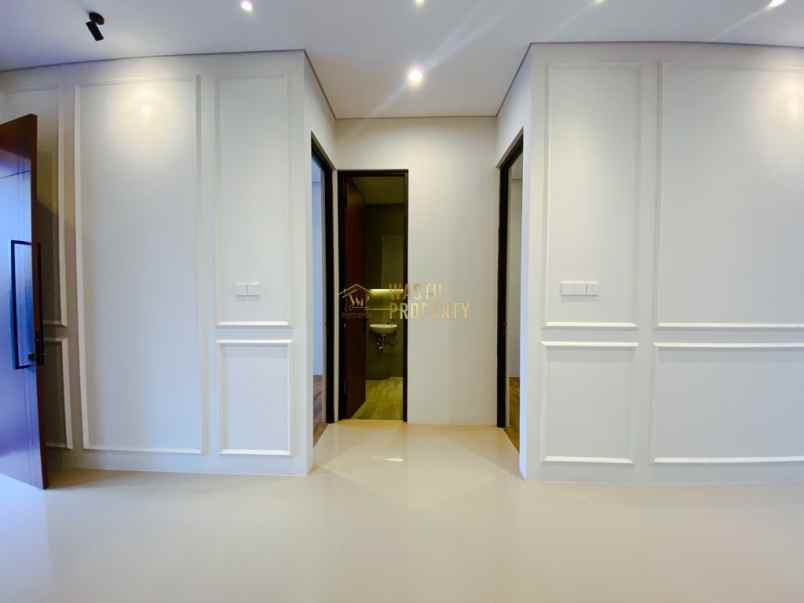 rumah modern estetik dengan skylight lokasi strategis