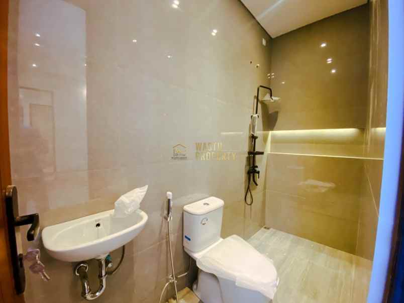 rumah modern estetik dengan skylight lokasi strategis