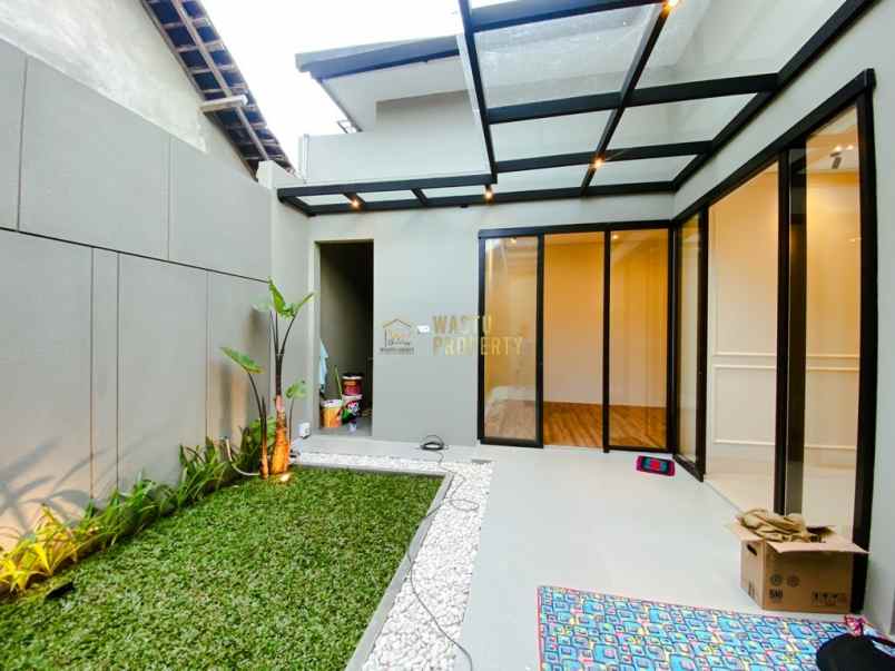 rumah modern estetik dengan skylight lokasi strategis