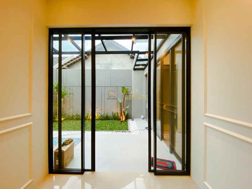 rumah modern estetik dengan skylight lokasi strategis