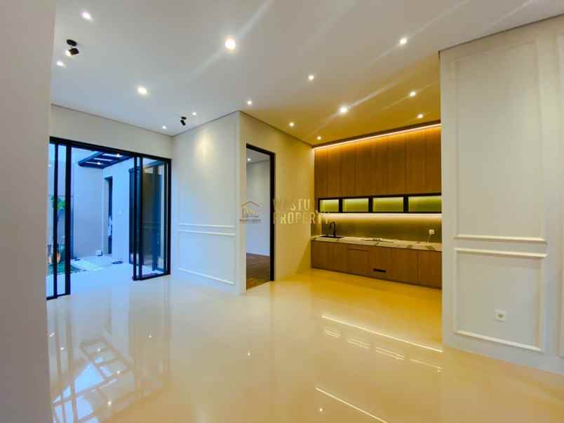 rumah modern estetik dengan skylight lokasi strategis