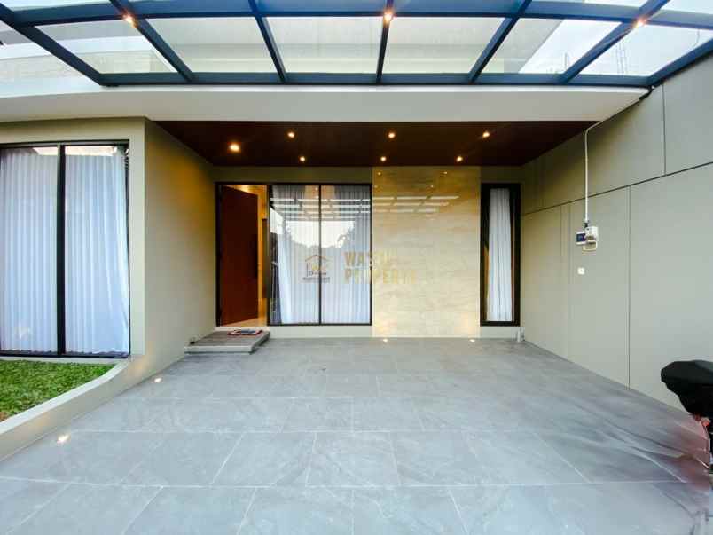 rumah modern estetik dengan skylight lokasi strategis