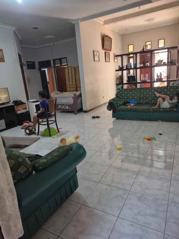 rumah sarijadi 10 menit tol pasteur halaman depan luas