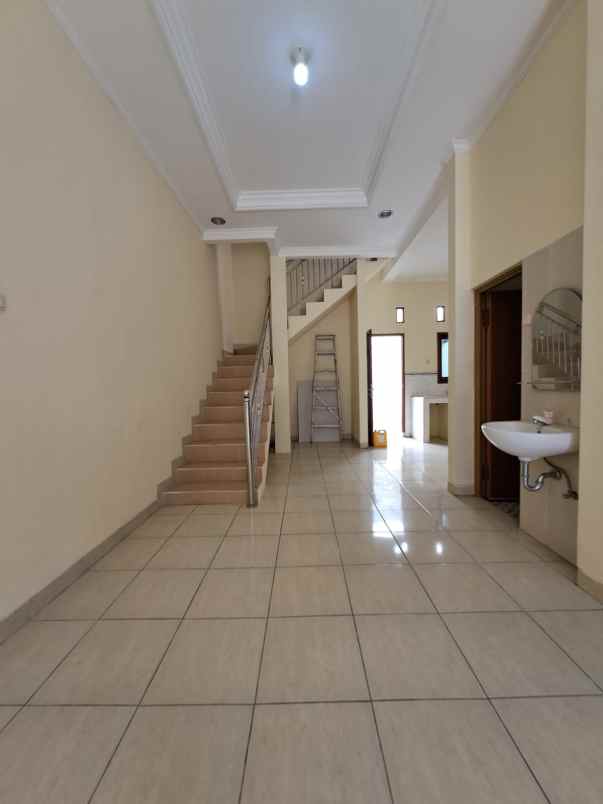 rumah second 2 lantai murah siap huni dibeji depok