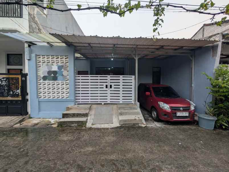 rumah second dalam perumahan di ciherang depok