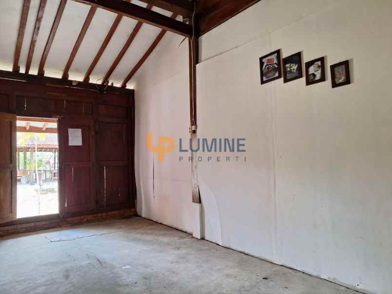 rumah semi villa joglo dengan kolam renang