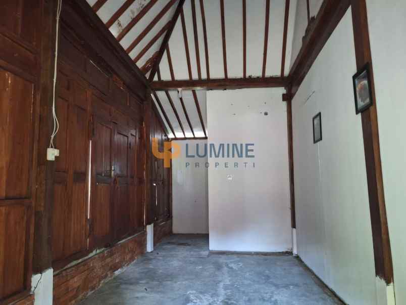 rumah semi villa joglo dengan kolam renang