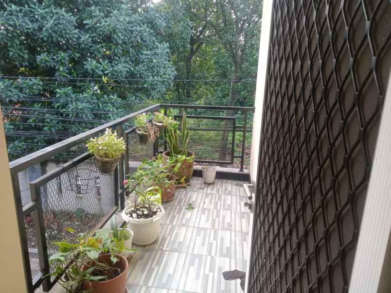 rumah strategis dekat pintu tol desari