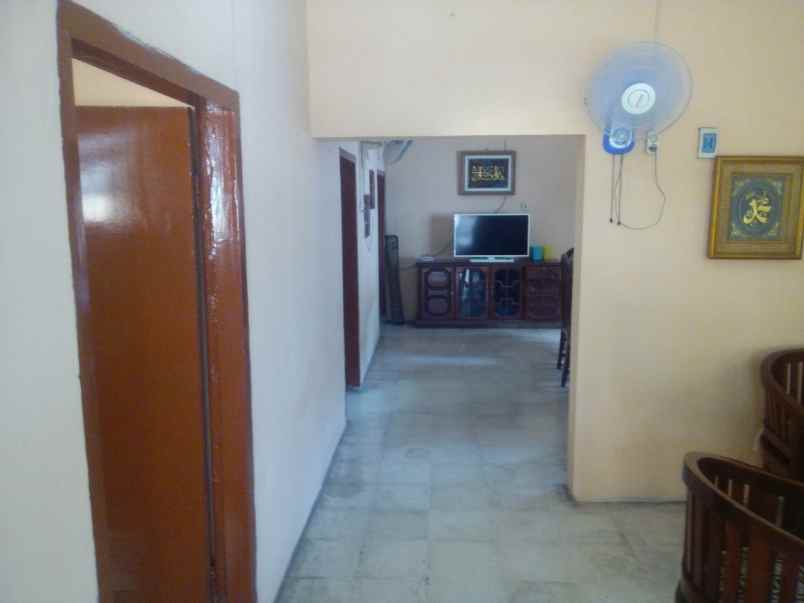 rumah tepi jalan raya ra kartini