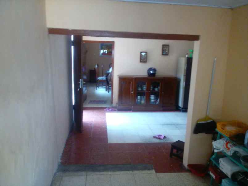 rumah tepi jalan raya ra kartini