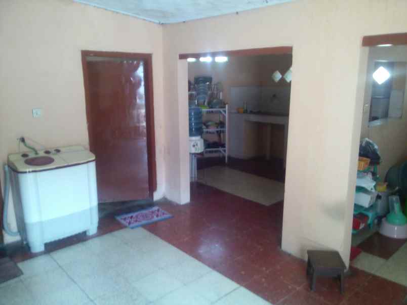 rumah tepi jalan raya ra kartini