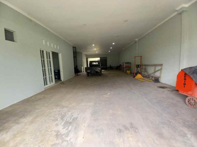 dijual gudang eksklusif tengah kota jember