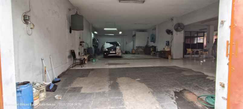 dijual gudang strategis bekas showroom di bekasi