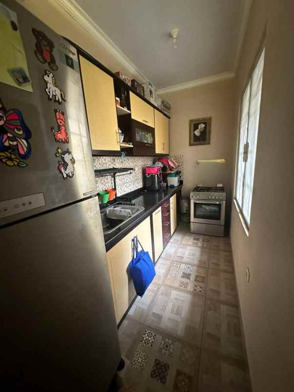 dijual rumah 2 lantai di perumahan kota wisata