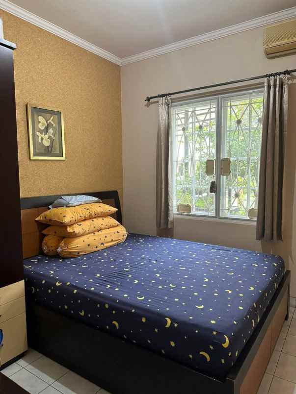 dijual rumah 2 lantai di perumahan kota wisata